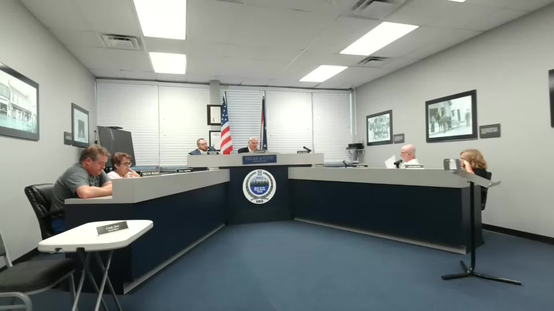 Council reviews first reading of right-of-way maintenance ordinance to clarify homeowner duties