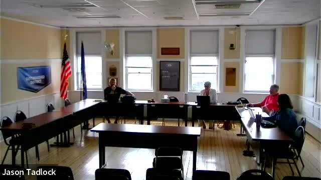 Board leans toward barring one-on-one social-media contact between staff and students