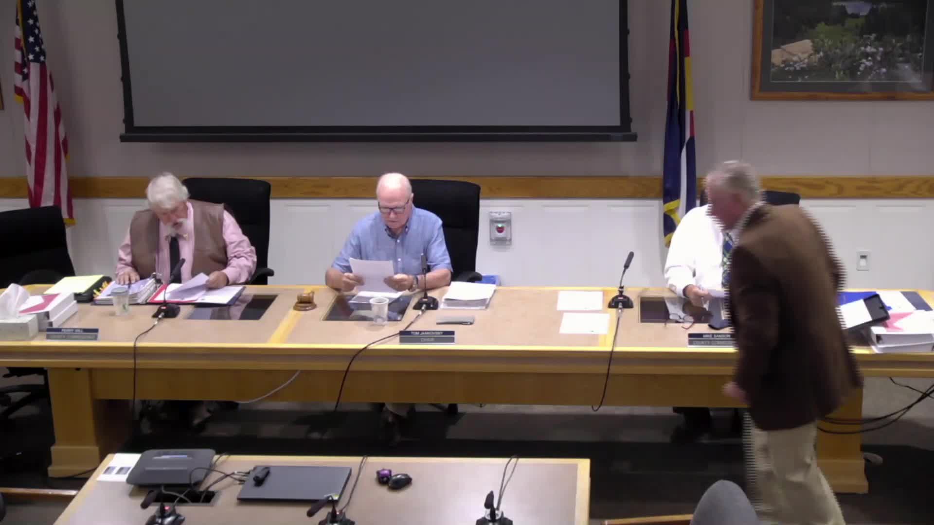 Residents praise firefighters, urge county to oppose high-volume state park plan for Sweetwater Lake area