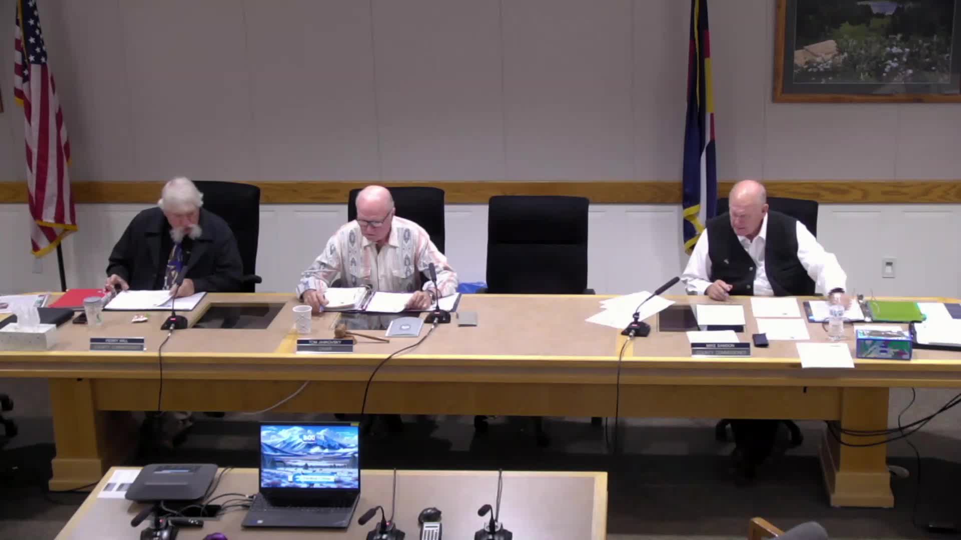 Resident group urges county to prioritize renewables; commissioners approve invitation of federal energy officials to local symposium