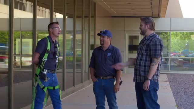 Workers Restore El Paso County Courthouse Windows With Essential Maintenance