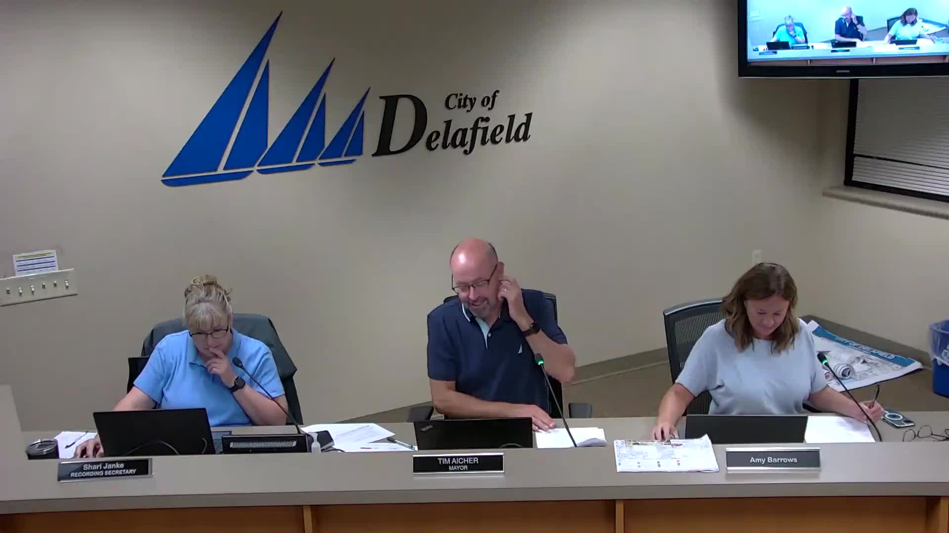 Plan commission approves 6‑foot cedar fence at overflow parking across from Commodore