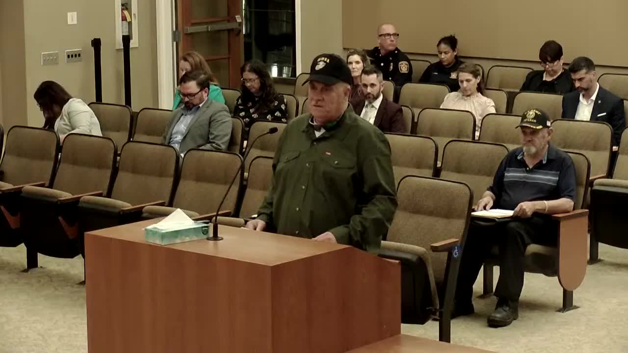 Residents Criticize Via Management and Urge Action on Oak Tree Safety in West Sacramento