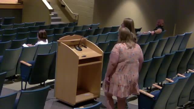 Parents say Ravenna Youth Cheer director barred them after dispute over competition placement; board offers no immediate response