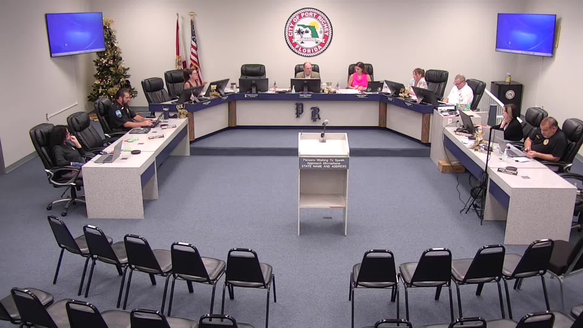 Port Richey council workshop trims sign-permit triggers, bans plastic for permanent signs and sets 60% window-coverage limit