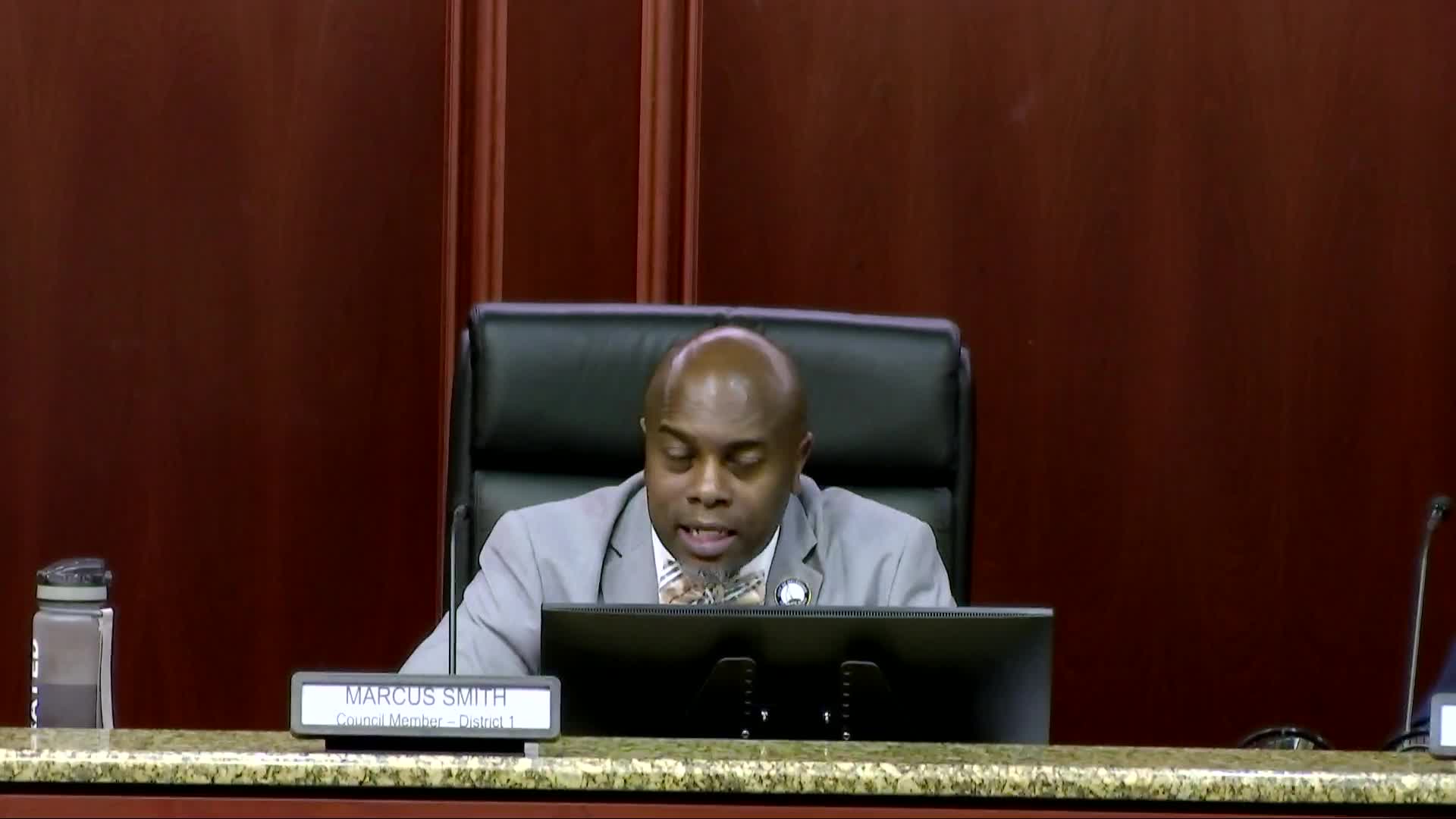 Residents, volunteers press council to preserve public park space for weekly Food Not Bombsfeedings