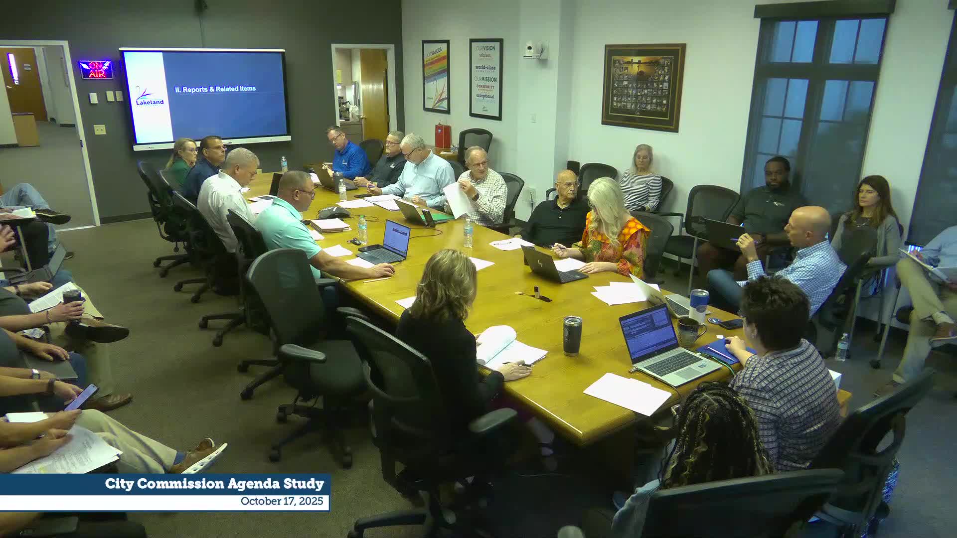 Committee recommends changes to city manager and city attorney contracts; package to go before full commission