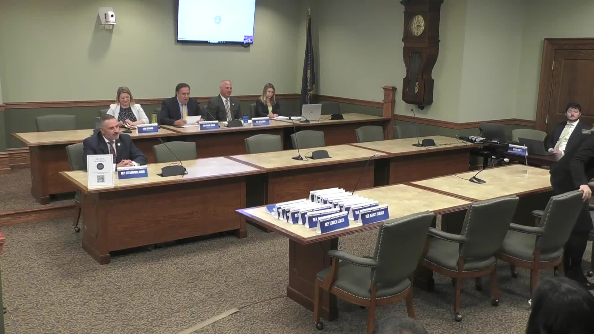 Committee agrees to amendment allowing nurse midwives to refer patients for physical therapy