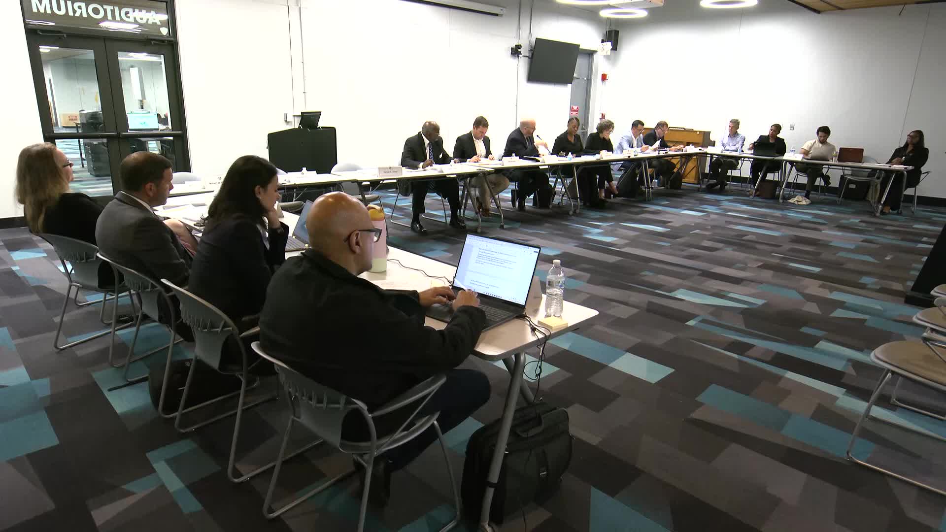 Charter reviewers approve independent salary commission, add requirement for public hearings