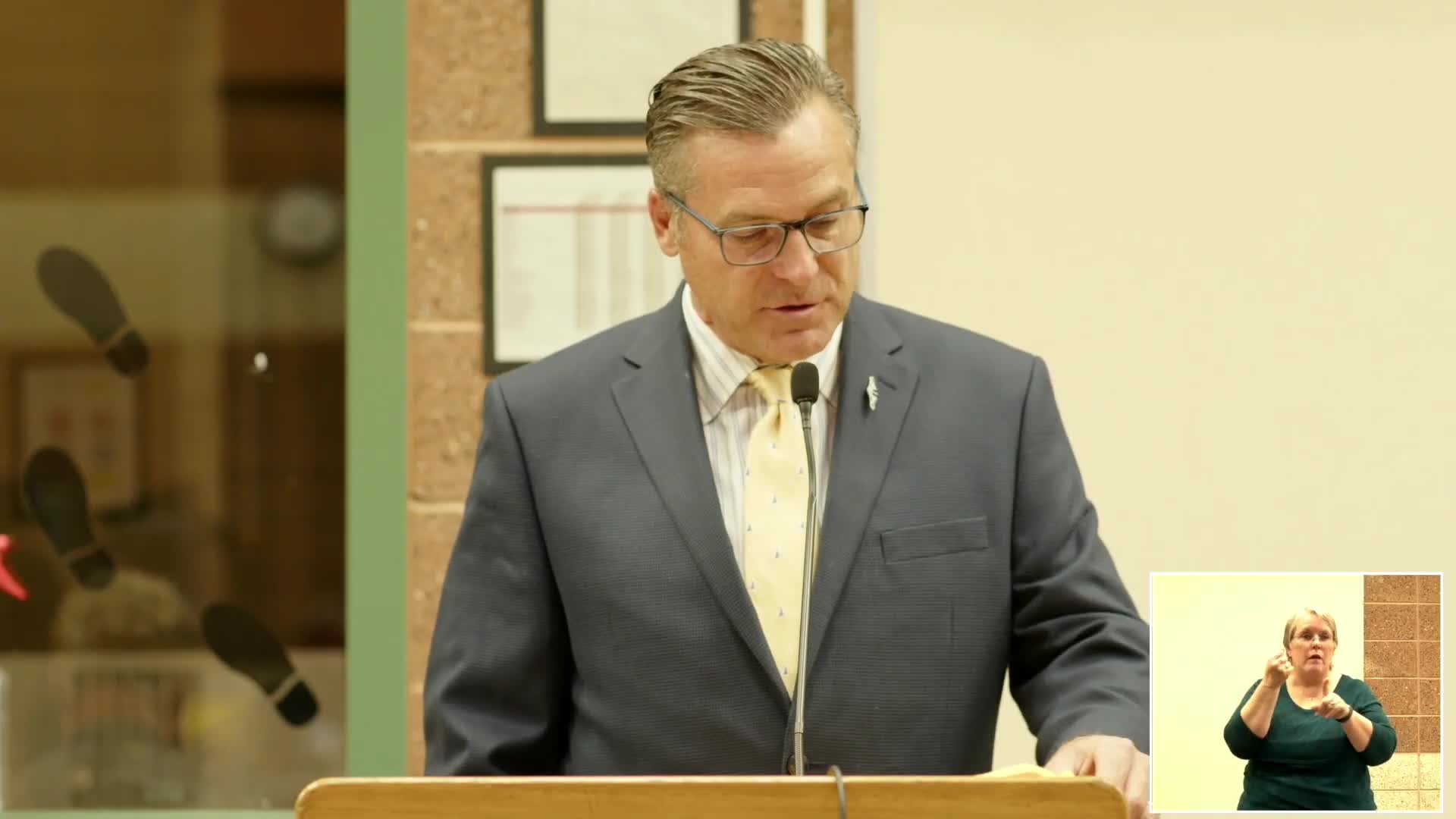 Residents press Hammond on Briar East Woods bridge, quiet zones and tree loss; mayor defends safety rationale