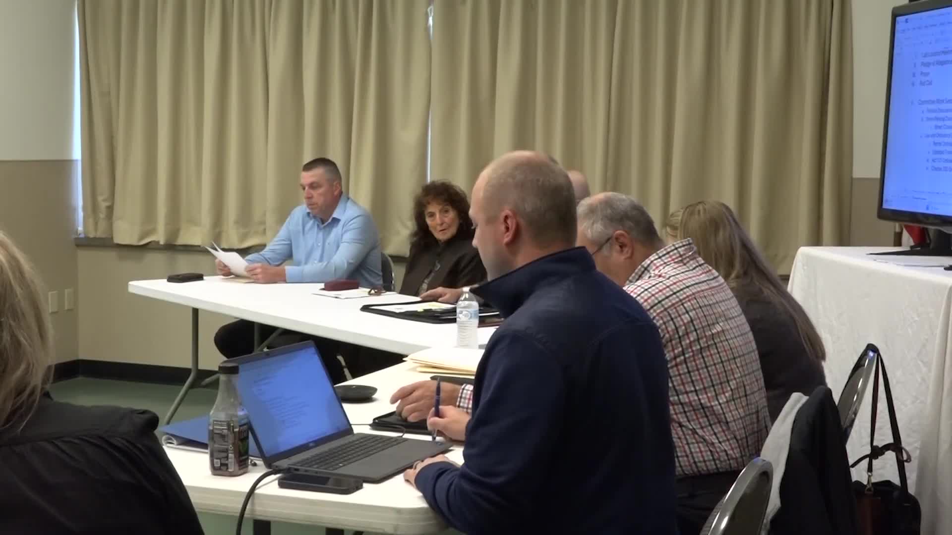 Council discusses weekly Thursday food-vendor market in CVS parking area; staff to seek business input