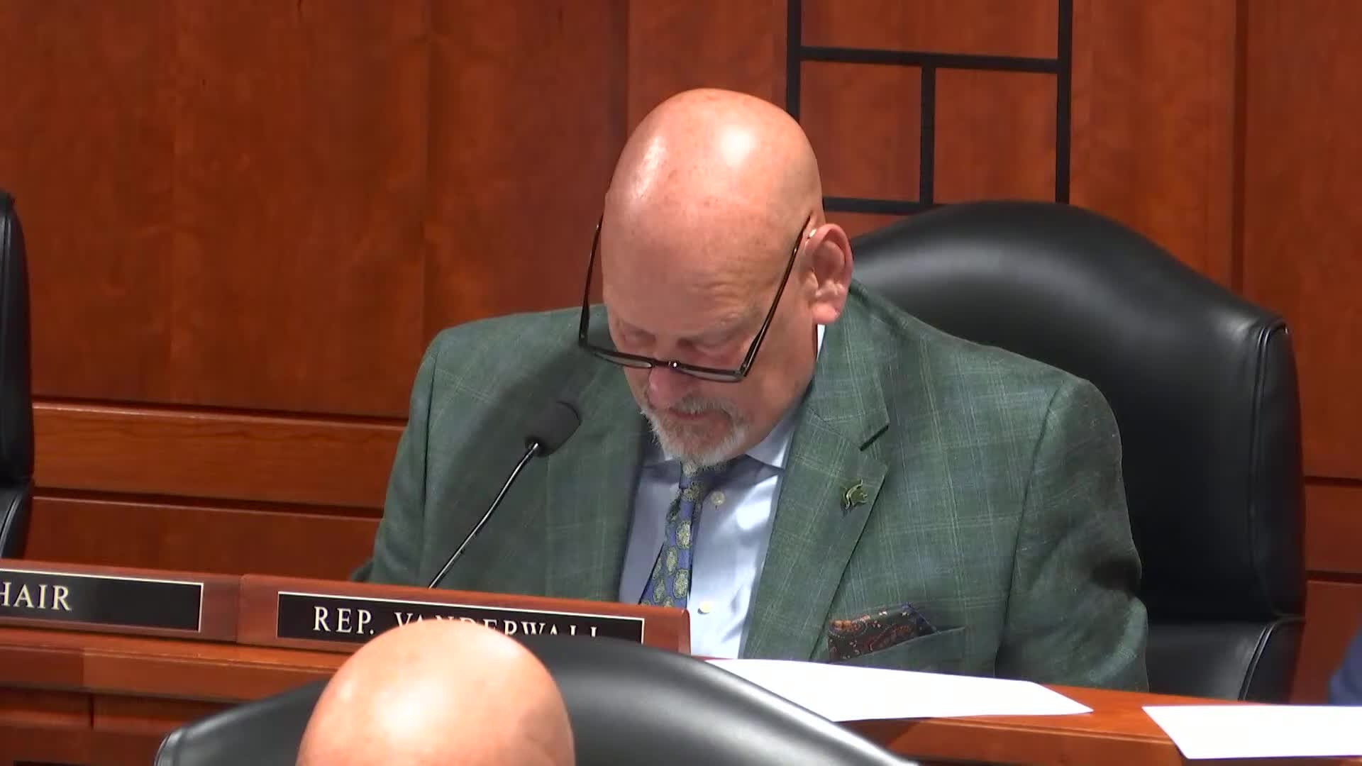 Committee adopts substitutes for dental specialist bills, refers both to Rules