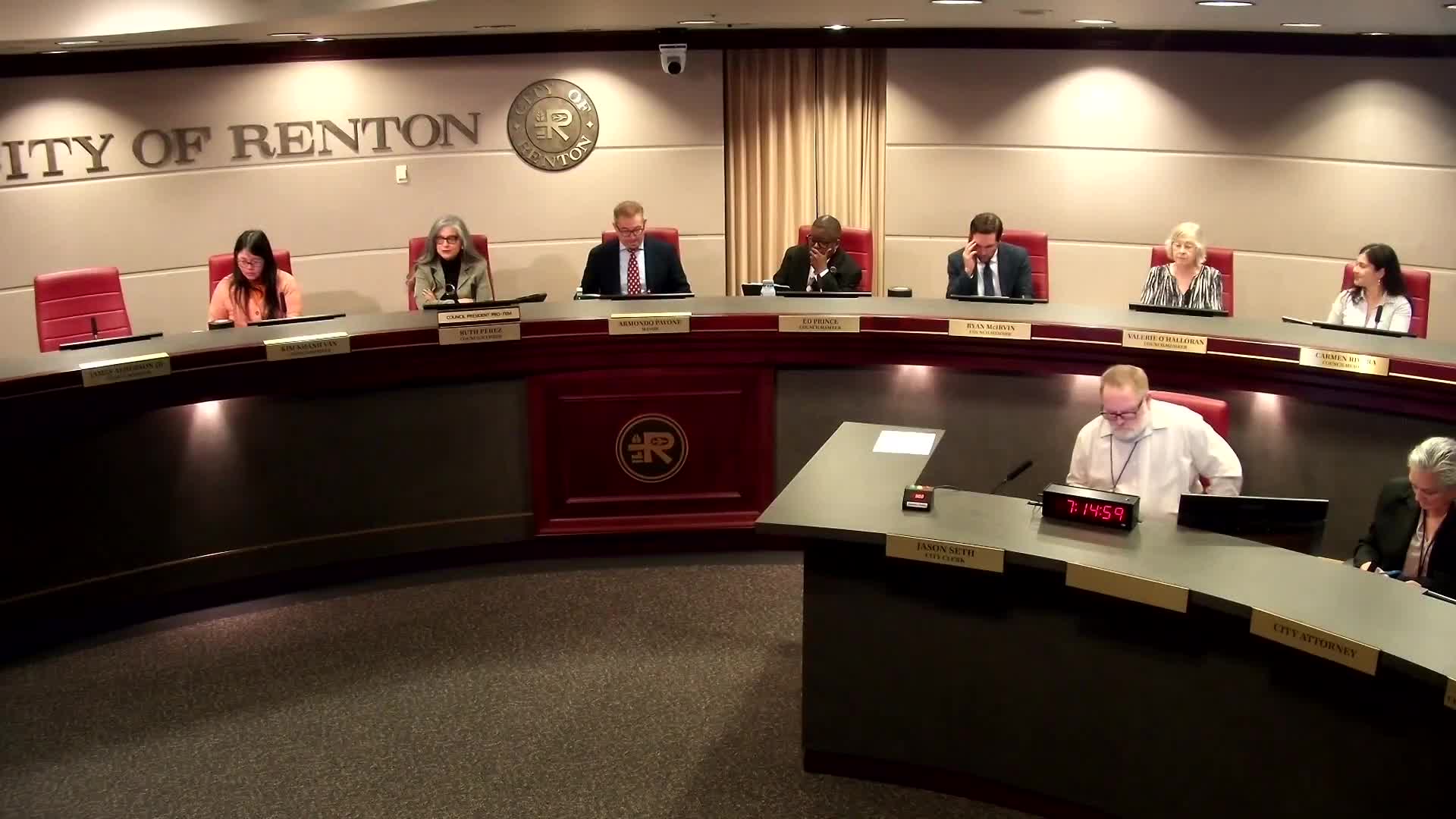 Residents tell Renton council of hot‑water outages and alleged unfair towing at a Reserve building
