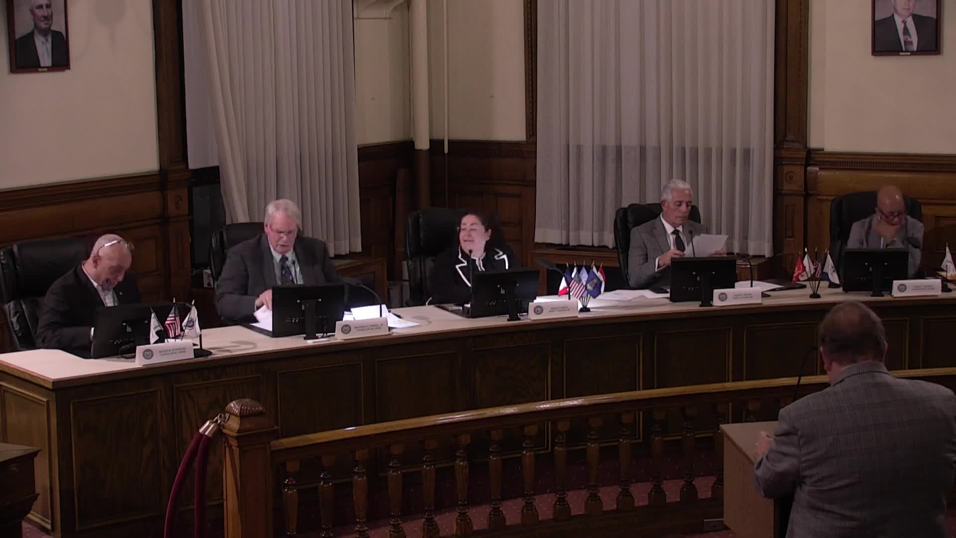 Ordinance committee amends vacation rules for ordinance employees, sends change to full council