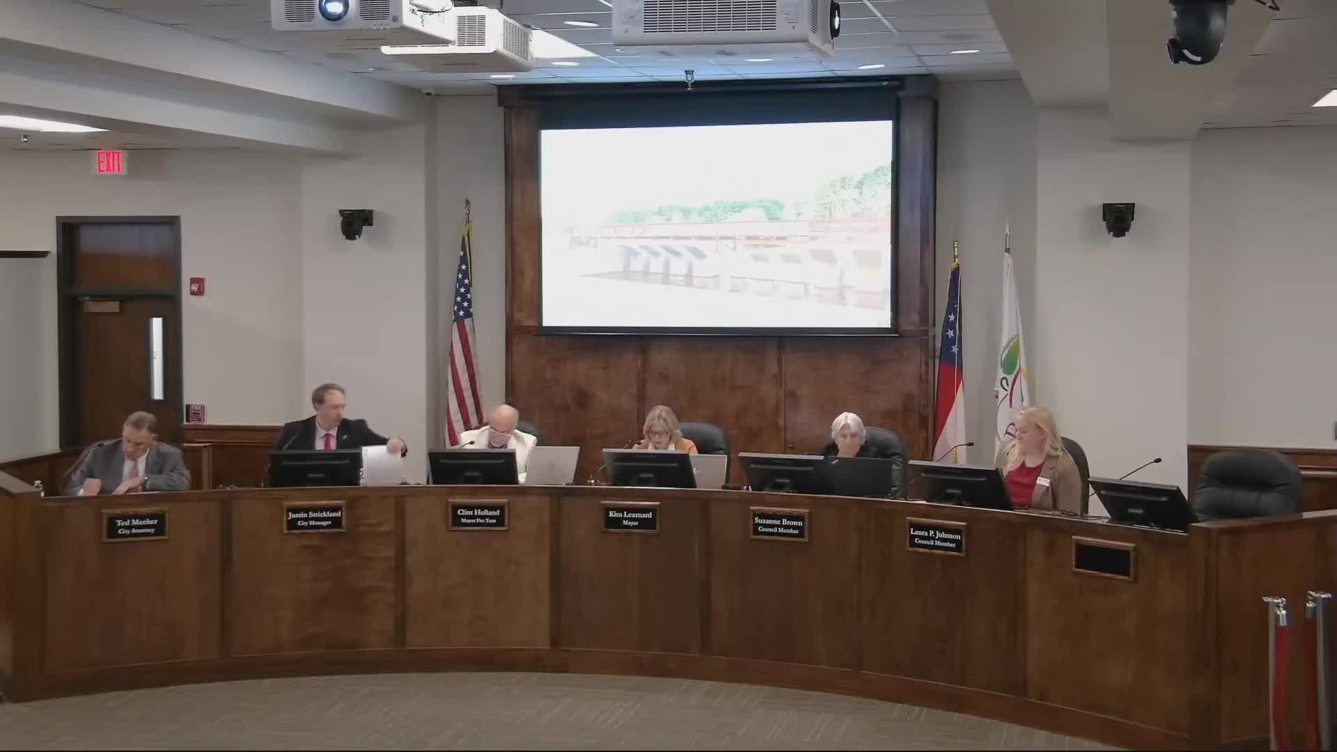 Council keeps Crabapple gate open after police gate counts show modest cart volumes