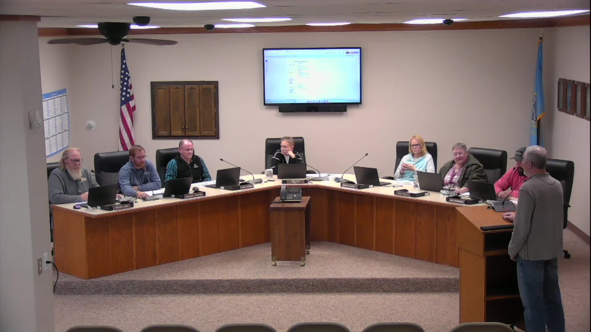 Commission grants variance and two conditional-use permits to allow driveway and limited rear-yard parking at 304 South Country Club