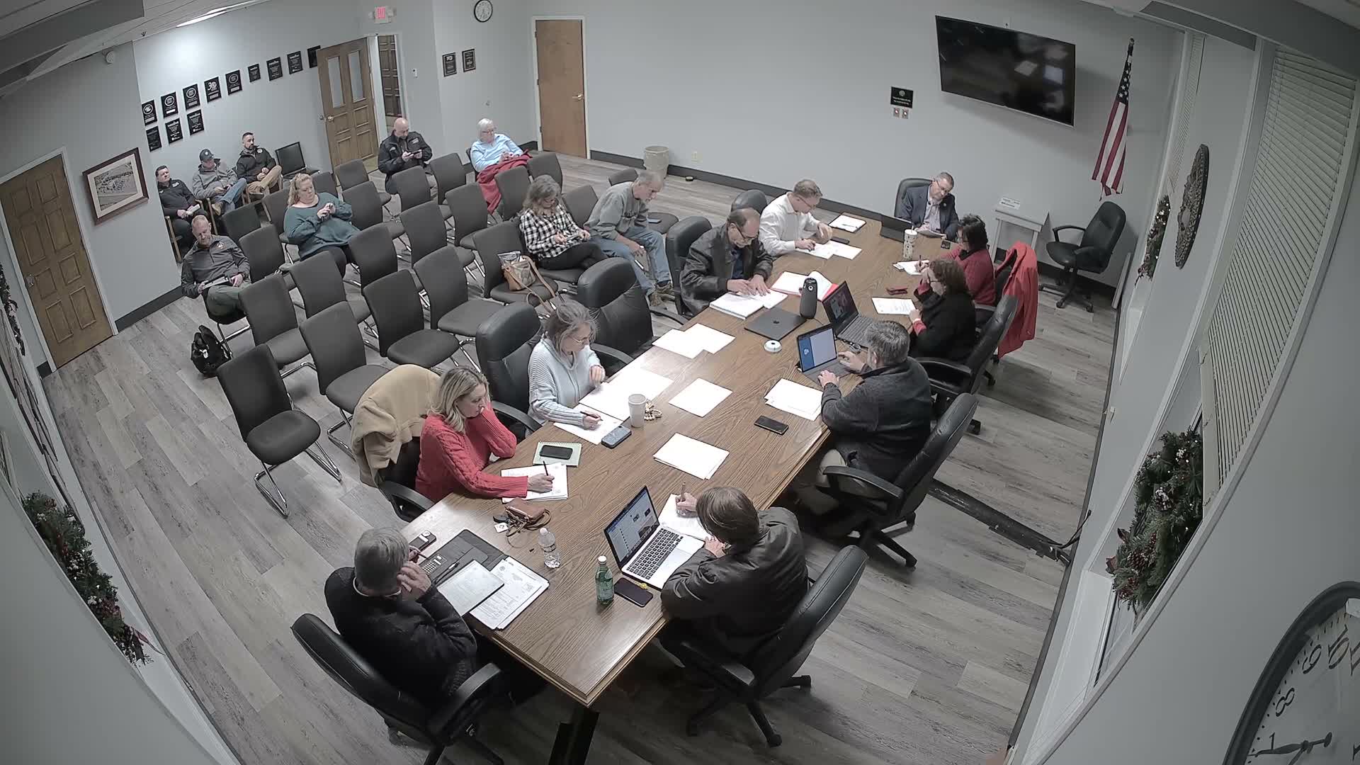 Sumner County commissioners debate contract vs. at‑will hire for finance director