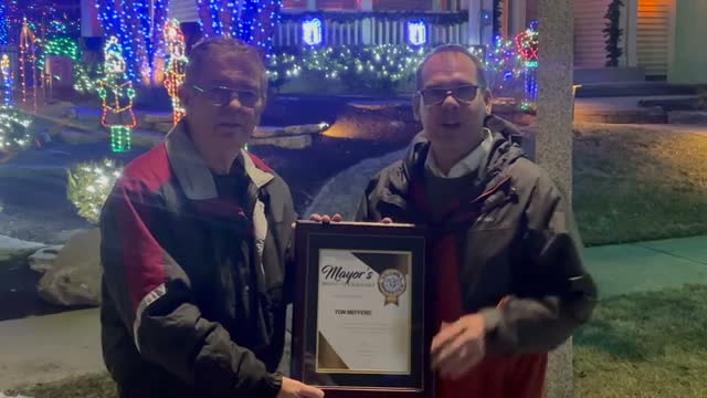 Mayor presents award to organizer of Aurora neighborhood holiday light show