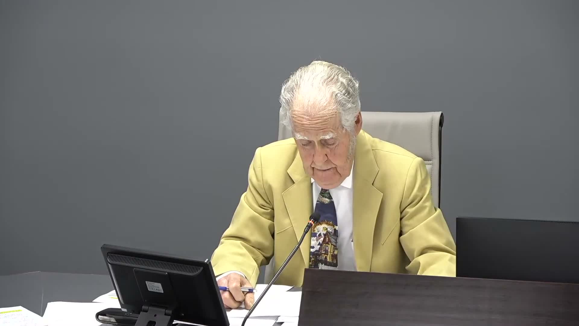 Planning commission approves multiple plats, records non-agenda final plat and elects officers