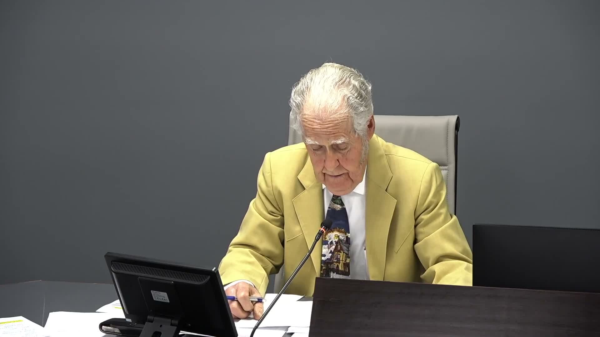 Planning commission approves multiple final plats and site plans, adds non-agenda plat