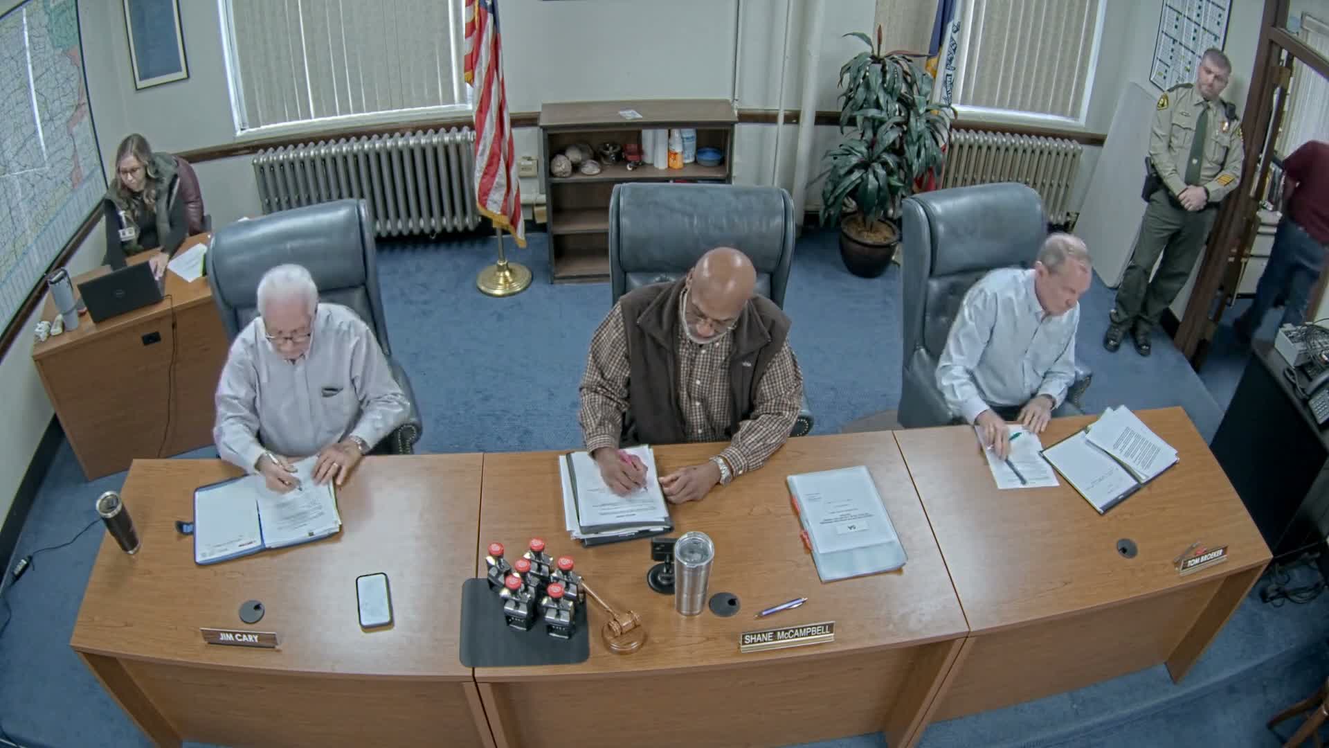 Des Moines County supervisors advance wind, solar and battery siting ordinance after heated public comment