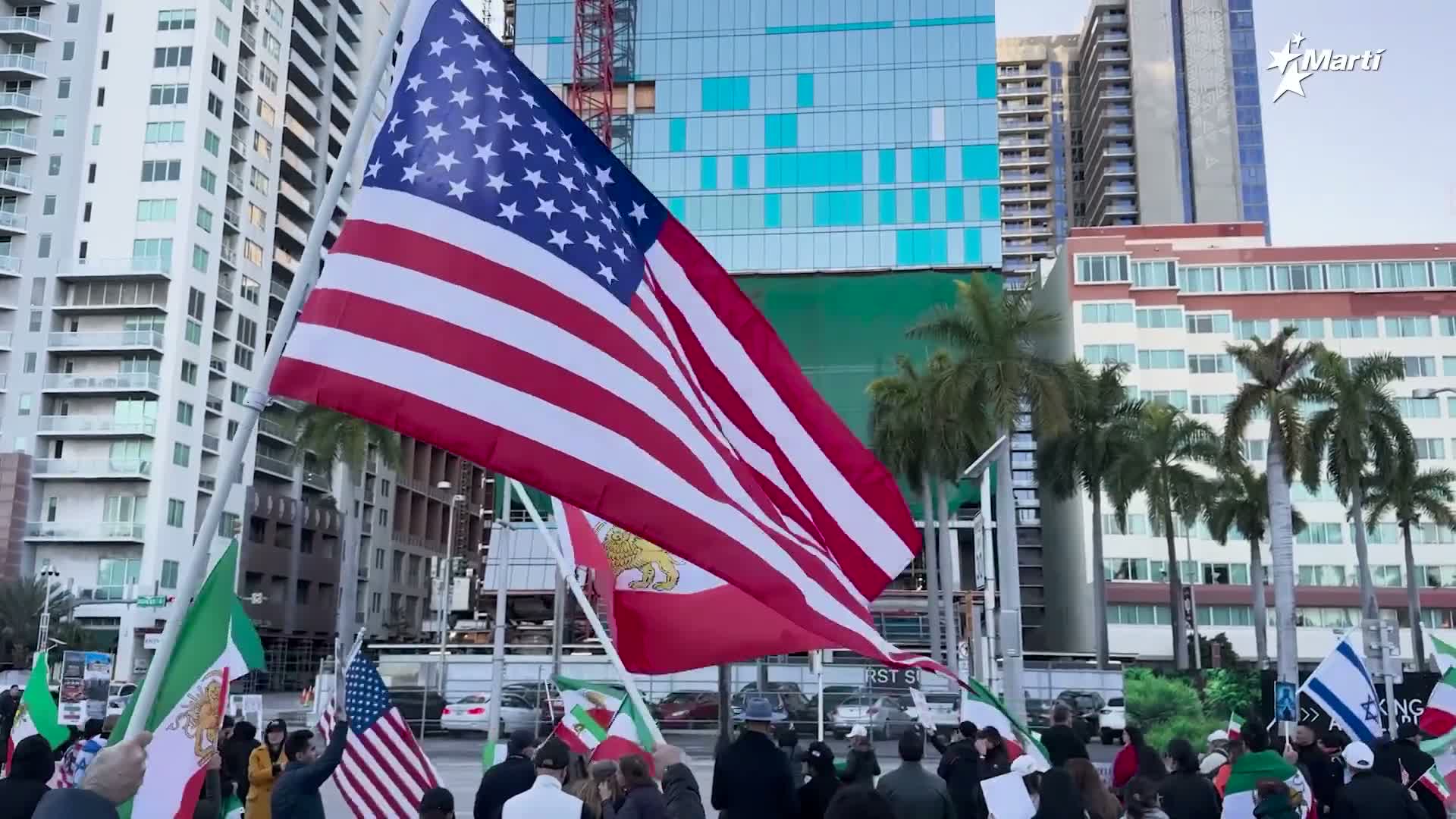 Decenas de iraníes en Miami se manifiestan contra la represión en Irán y piden apoyo de EE. UU.