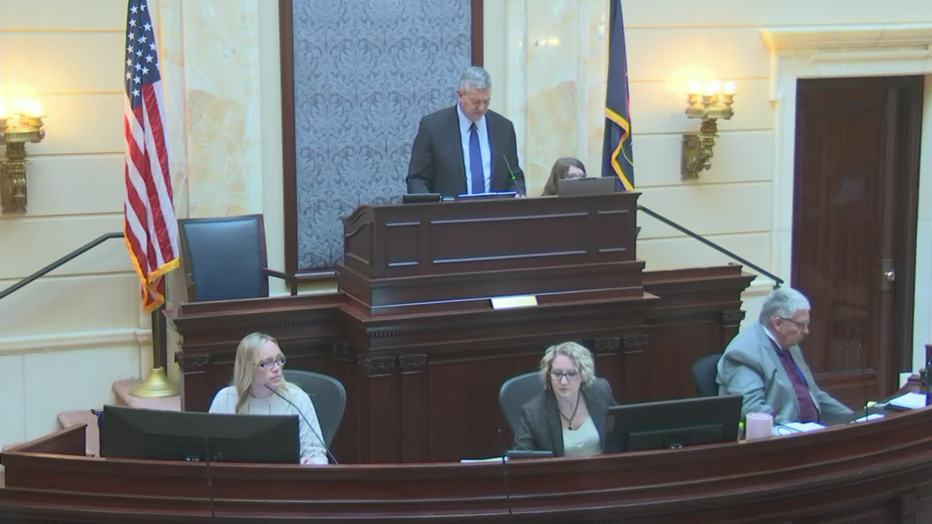 Utah Senate advances early‑literacy bill that sets goal for third‑grade reading and includes retention safeguards