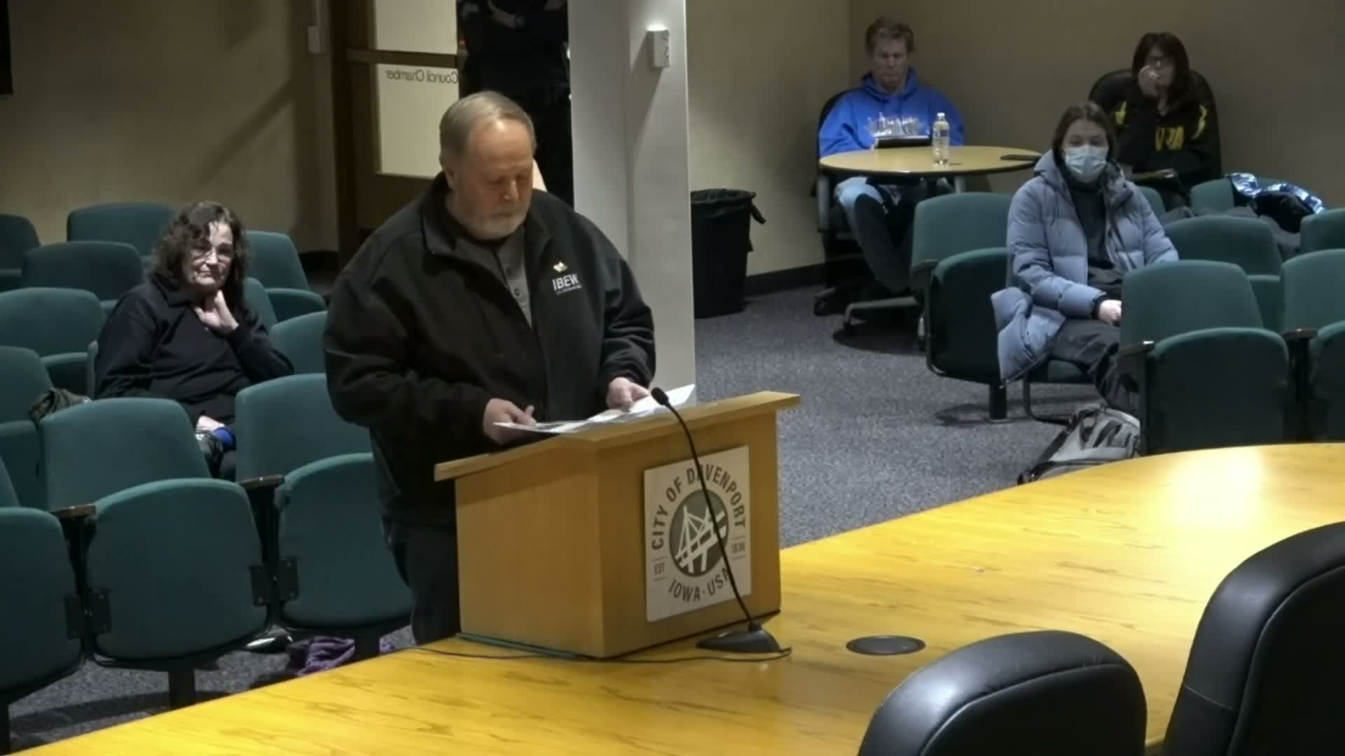 Third‑Ward resident urges Davenport to enforce codes over junk vehicles, overflowing trash