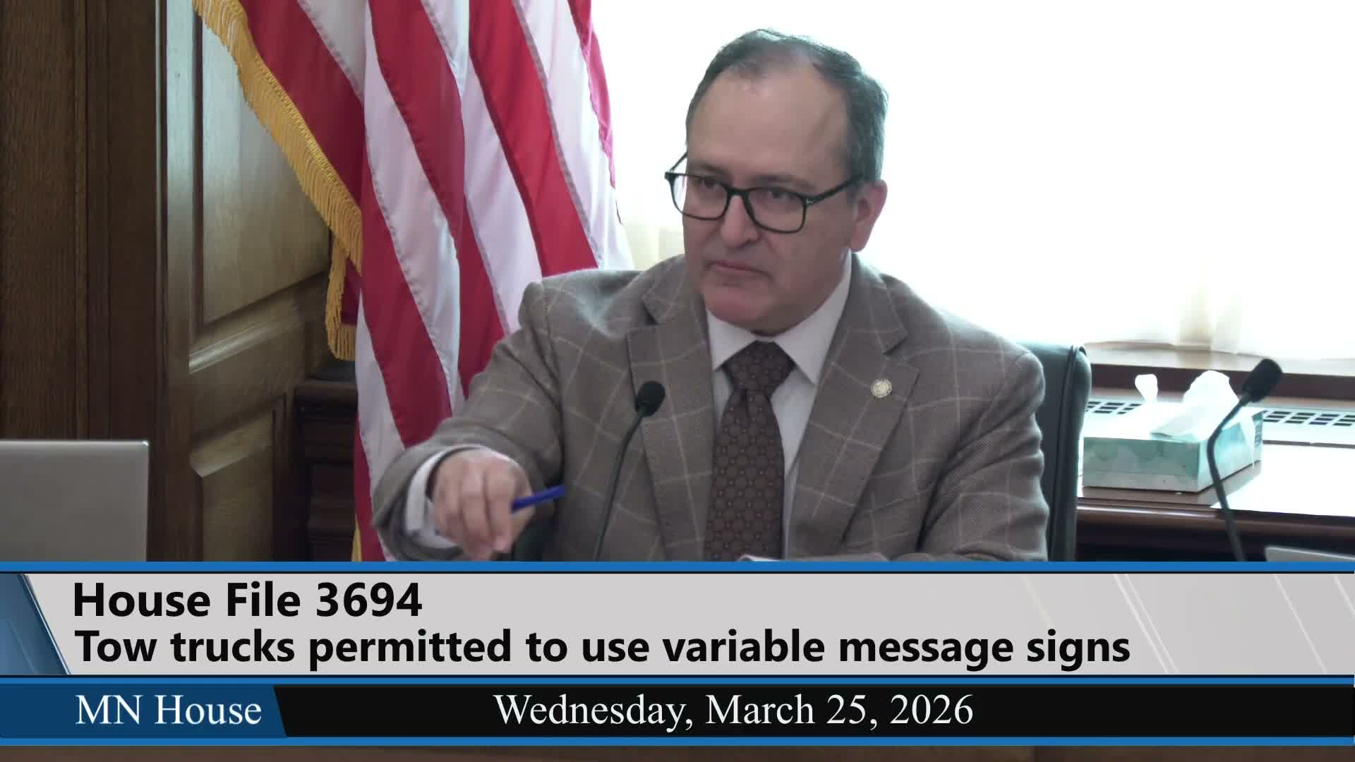 Panel advances bill letting tow trucks use rooftop message signs to prompt drivers to move over