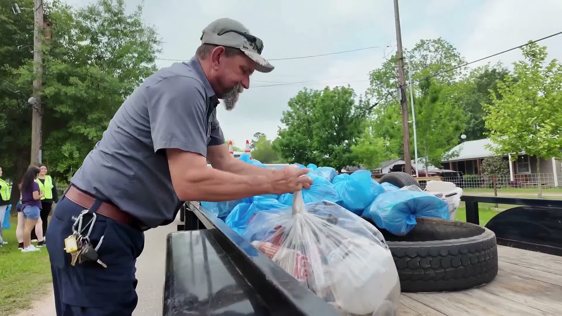 Cleanup Cleveland draws more than 100 volunteers; sponsors provide lunches and door prizes