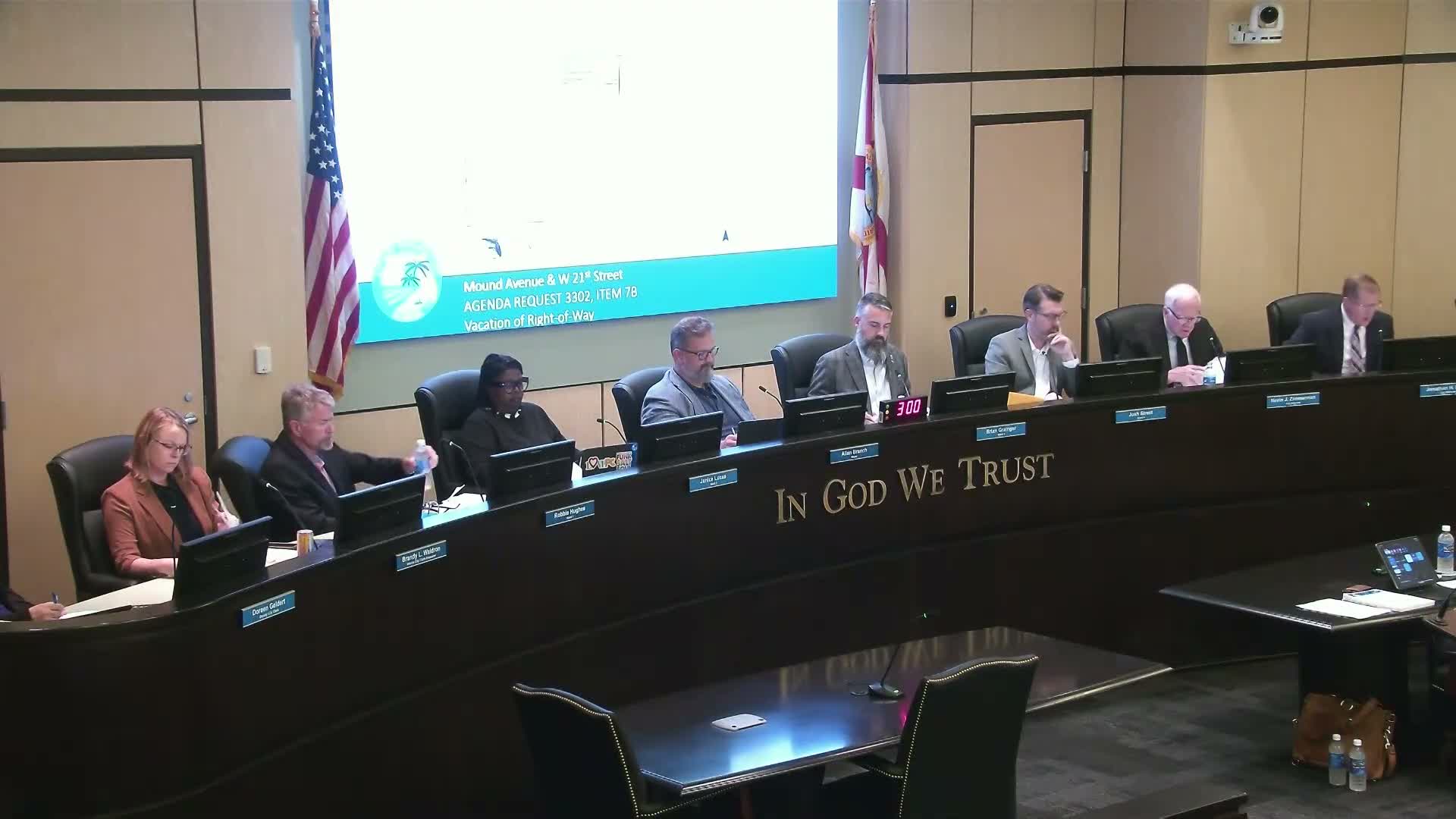Commission approves 30‑year Saint Andrews Bay Yacht Club agreement; one commissioner abstains