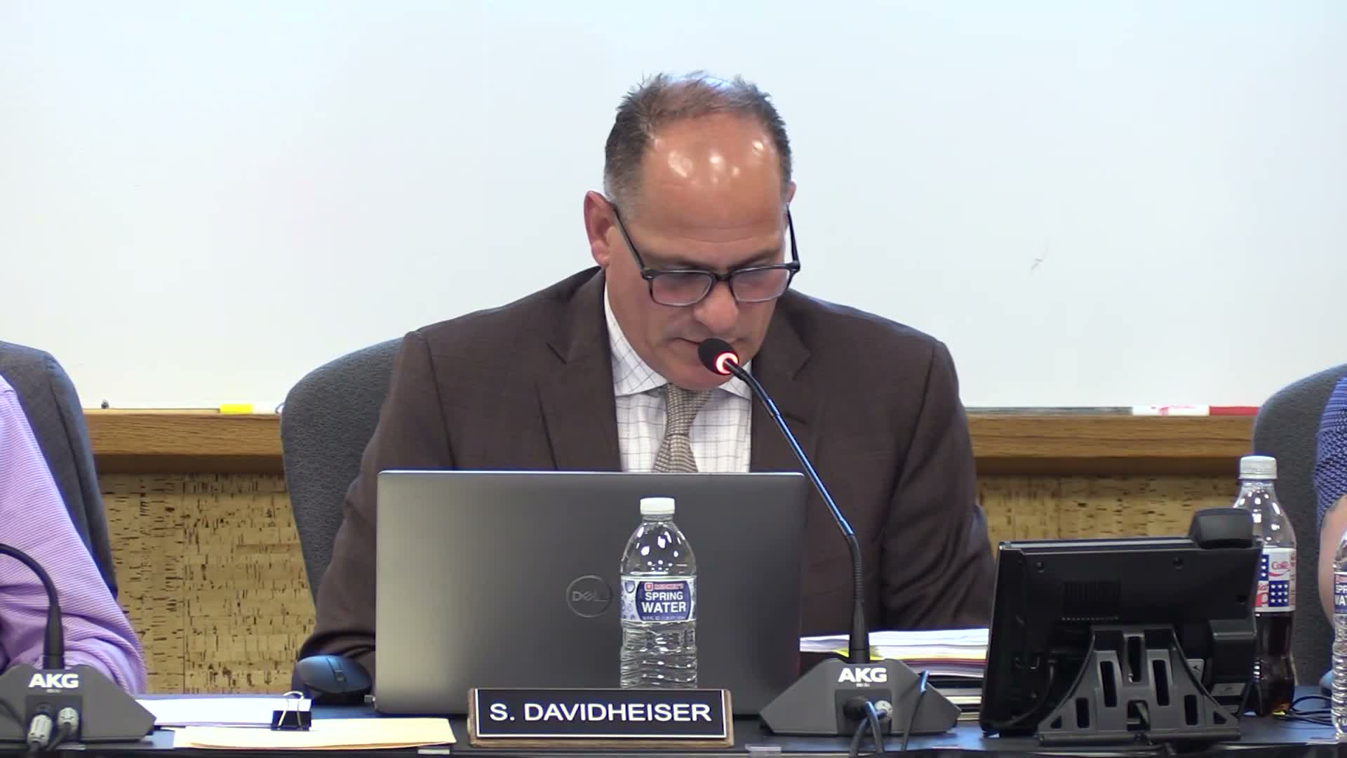 Committee reviews draft lesson-plan policy emphasizing flexibility and availability for inspection