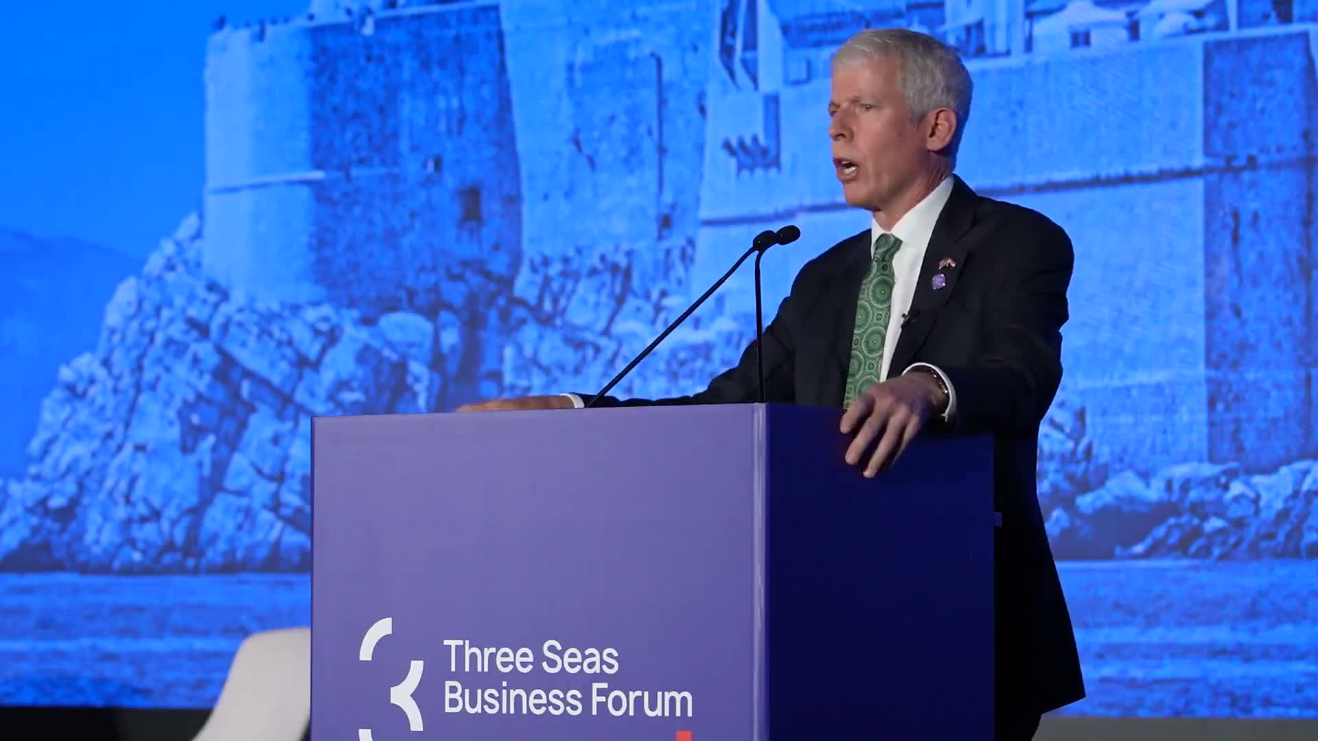 Presenter defends U.S. 'energy dominance' and criticizes net-zero 2050 at 3C summit