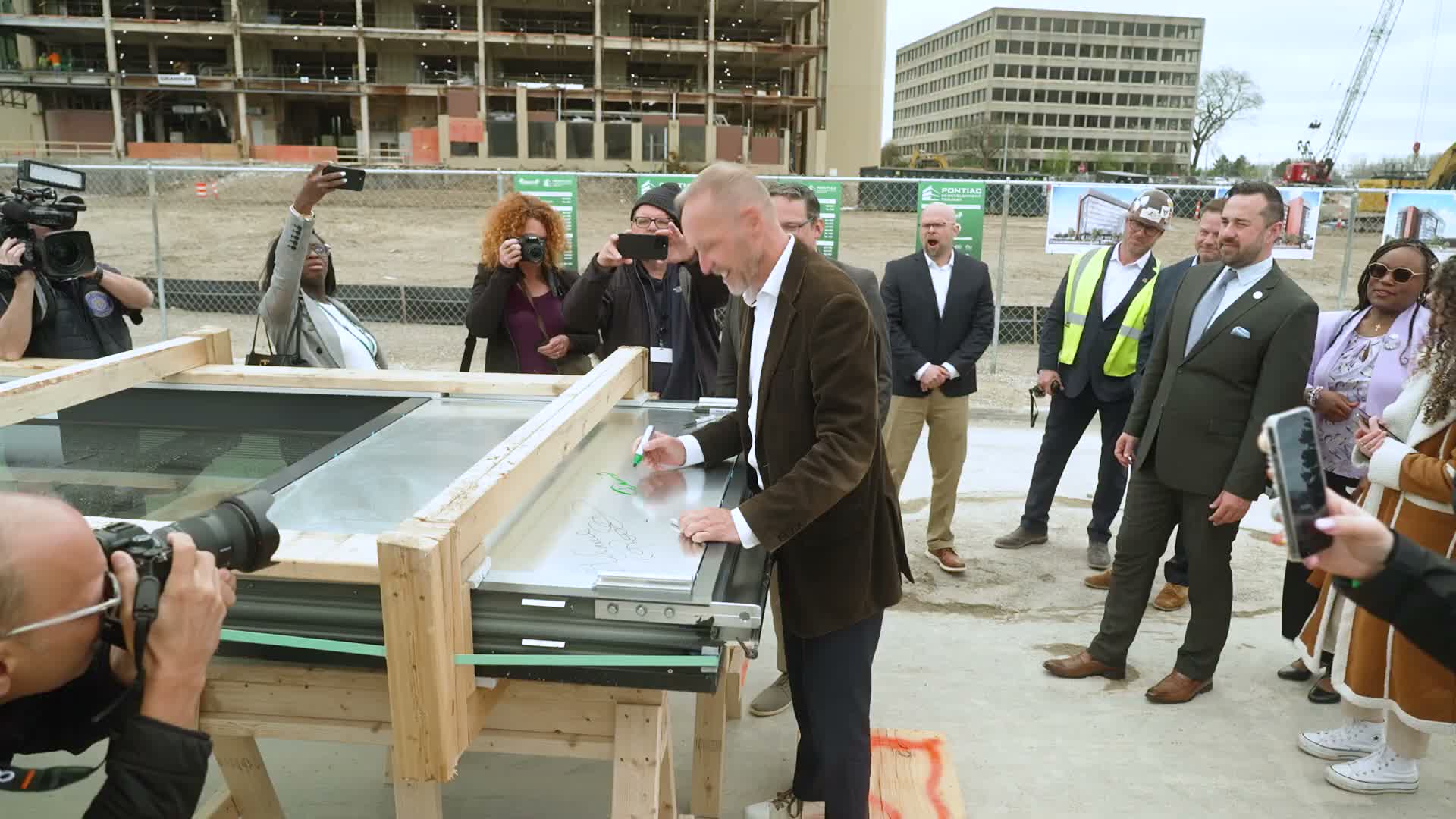 Oakland County presenter marks new panels on 31 East Judson, ground work for two parking decks