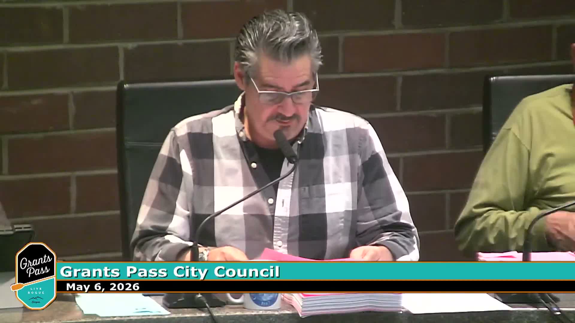 Grants Pass council renews Visit Grants Pass contract, raises winter welcome-center hours to 30