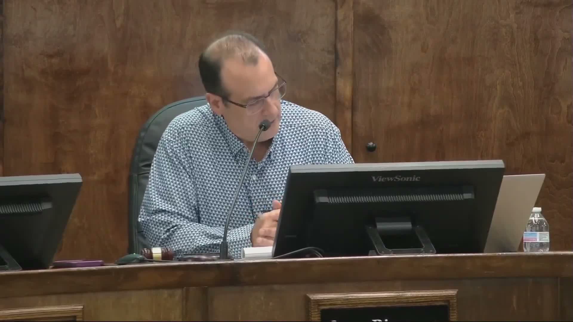 Commission approves White Oak Dental landscape plan, conditions 60% native species minimum