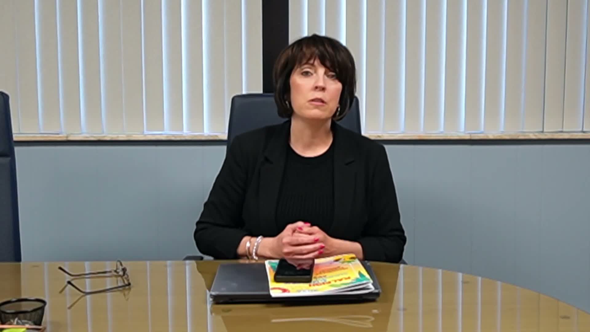 Presenter says school calendar will stay at 180 days next year; 900-hour law takes effect in 2728